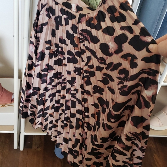 NEW- Gorgeous Pleated Leopard Print Skirt - Picture 3 of 5